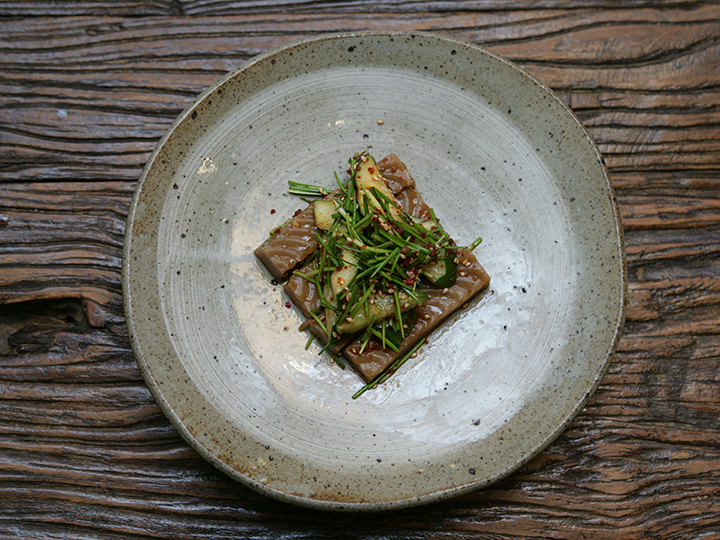 橡子凉粉
橡子凉粉、韭菜、青瓜的微辣组合