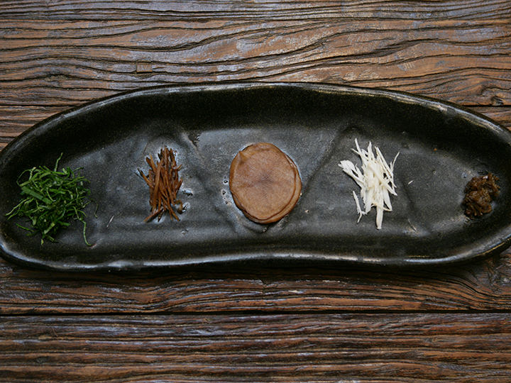 包菜(一)
把梅、沙参、牛蒡、紫菀包在用野植物精制酱发酵的土豆里