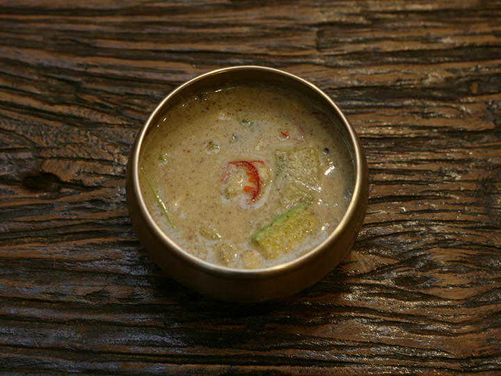 芝麻什锦煲
浓腻、微辣的芝麻什锦煲乘进盅里