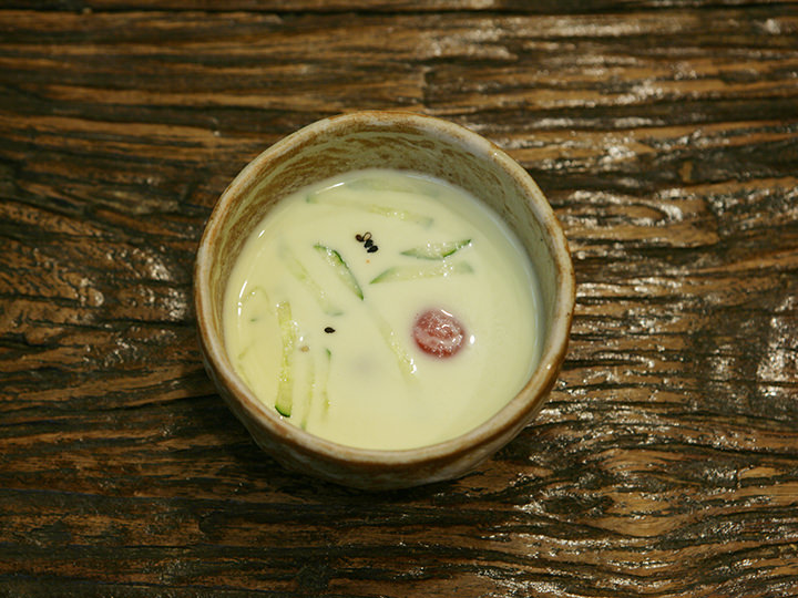 黑豆冷汤
(冬天是菜根杂煮)
这是用珍贵的黑豆做成的冷汤,里面放有肉丸、小番茄