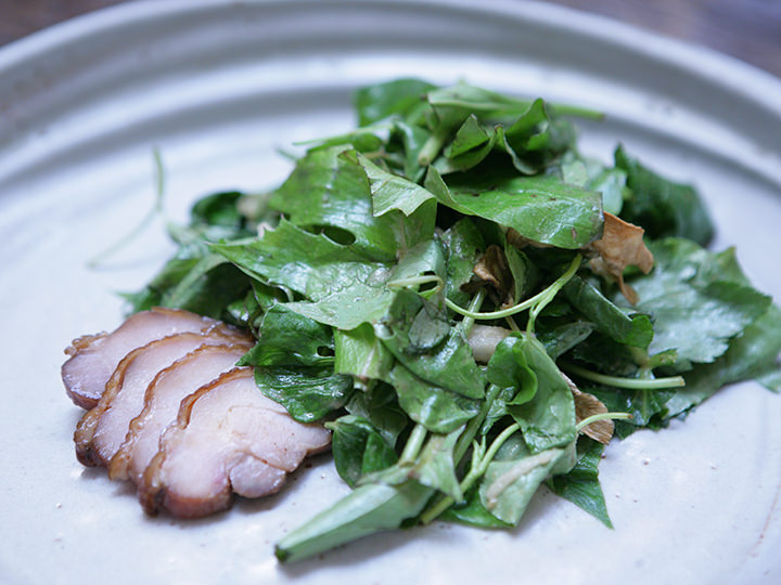 时令野生植物沙拉
时令野生植物配上烟熏鸡肉沾着野生植物精华酱来吃的前菜