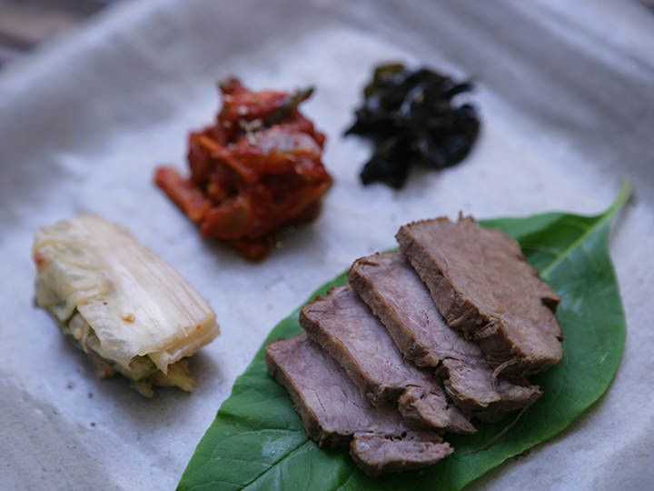 酱油泡菜和蒸猪肉
酱油白菜泡菜,斑鳐生鱼片拌酸桑叶,和用野生植物精华酱煮的猪肉一起