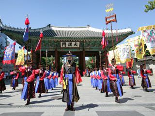 首尔的代表性传统活动“王宫守门将交接仪式”