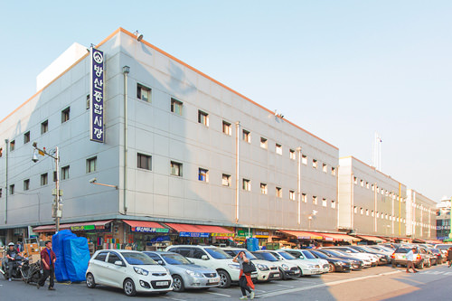 图为芳山综合市场A楼,与B楼相对