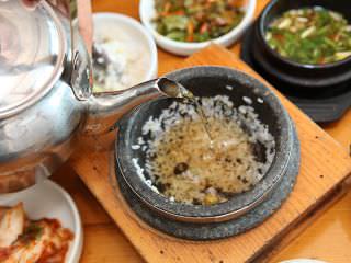 把米饭盛出来倒入热水焖一会就变成了“锅巴汤”