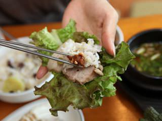 五谷饭配上肉再用蔬菜包着吃