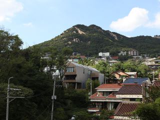 远处山景非常美丽