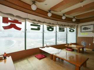 临窗的位置能够看到大海