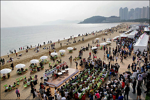 沙滩也成为了会场