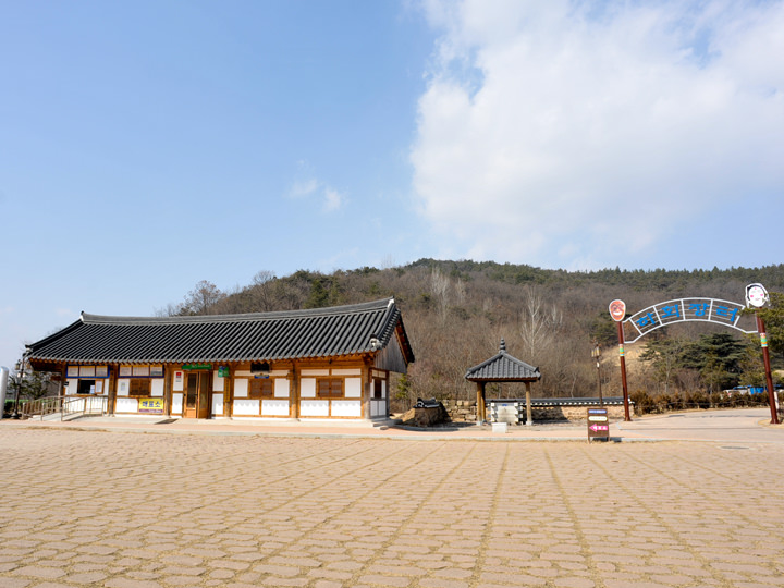 进入河回村要在坐车之前买门票