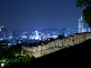 可以眺望到首尔城郭夜景的“骆山公园”