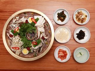 朝鲜平壤的名菜“韩牛肉蔬菜锅”