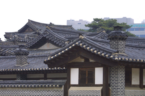 可以看到昌德宫的烟囱