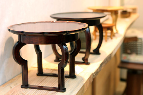 带有桌腿的小餐桌