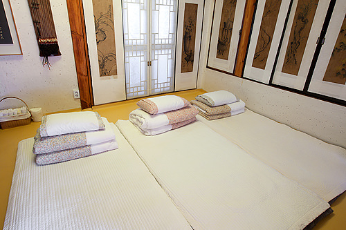 躺下可以慢慢感受到地面的温暖