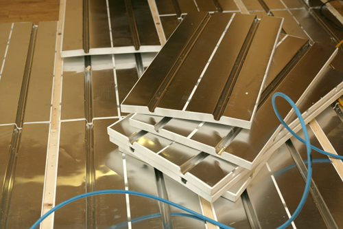 1. 铺上有槽沟的铝镶板