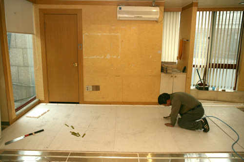 3. 在上面铺上散热板