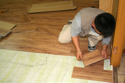 4.在散热板上涂上粘合剂并贴在地面上,完成