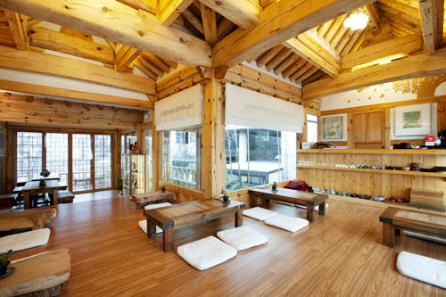 设置有暖炕的咖啡厅和餐厅,十分舒适暖和