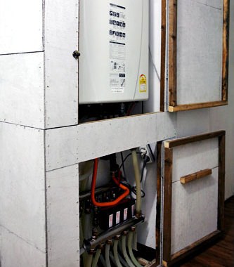 设在房间外面的锅炉设备