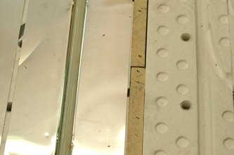 2. 将管子嵌在槽沟内,并用塑料泡沫填满地面的末端