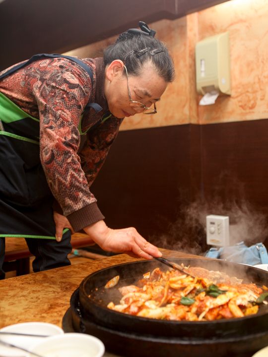 店员负责烤制铁板鸡