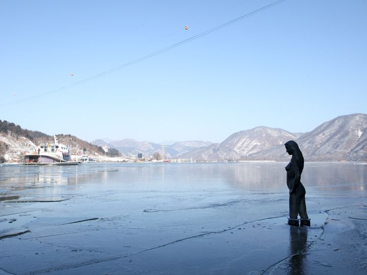 遥望江那边的少女