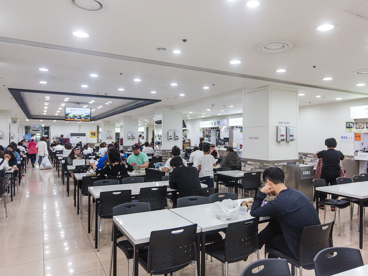 N楼5层的美食区