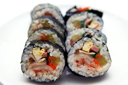 泡菜紫菜包饭()2,500韩元 泡菜放在紫菜包饭里之后吃起来并没有想象中