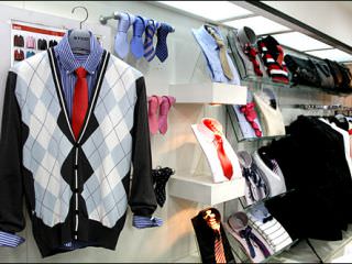 STCO店内的衬衫与针织衫套装