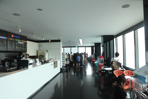 最高层的咖啡厅和礼品店