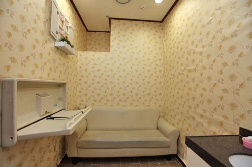 哺乳室(地下1层)
哺乳室位于地下1层展望台的入口和水族馆出口之间的通道旁边,有婴幼儿同行的顾客请留意。