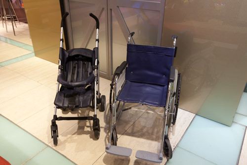 借用轮椅、婴儿车(地下1层)
轮椅和婴儿车(有可供24个月和30个月大小的婴儿使用的两种)均可免费借用。从“63 ART HALL”的入口处可以借到,当观看公演和电影时还可以使用前排的坐席。