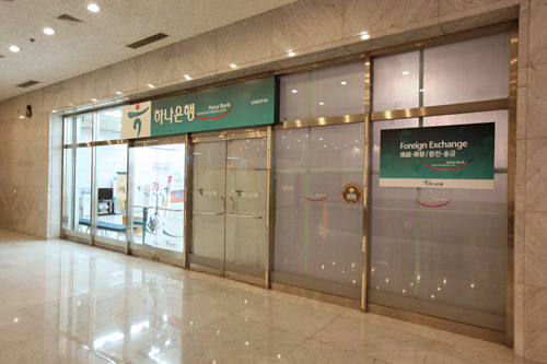 韩亚银行 换钱所(副馆1层)
在韩亚银行使用韩巢优惠券可享受兑款、汇款30%的汇率优惠。