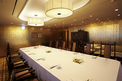 57层:中国餐馆“百里香”(57层)
这里主要以中国广东和四川的传统料理为基础,选用上等的食材料,为您提供正宗的中国料理。您可以一边眺望着汉江的美景一边享用高格调的中国料理,是商业会谈的极佳场所。