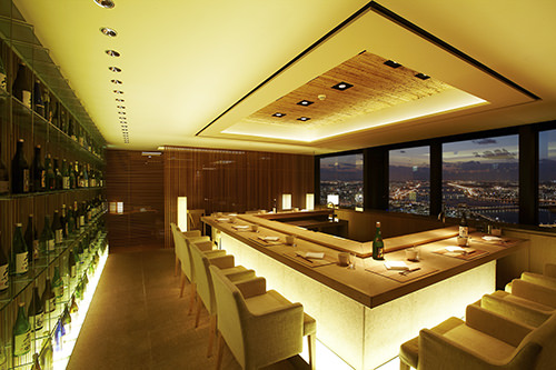 58层:日本料理“朱竹” (58层)
主要在怀石料理和江户寿司的传统料理法的基础上,融入了现代化的元素。采用最上等的食材料,由拥有20年厨师经验的日本厨师亲自制作的最上等寿司超有人气。另外,使用350年天然生长的老松树打造的寿司吧,其装潢设计也是独具匠心。