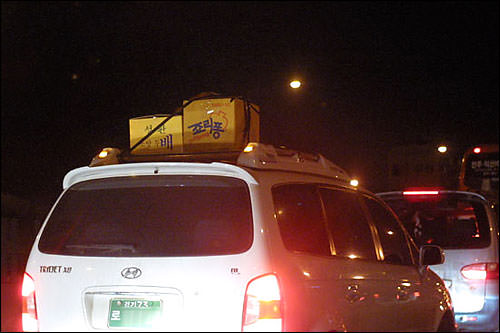 给故乡的父母带的礼物,车里也装满了东西