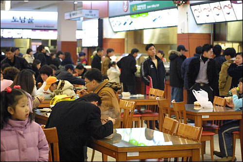 服务区”相见广场”。距离出发地不过8km的距离整整走了3个小时!