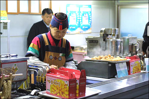小卖店的大婶儿也穿上了节日服装