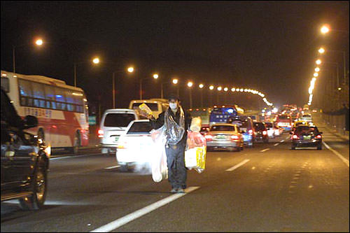 路上突然出现了卖点心的!怎么进来的呢?