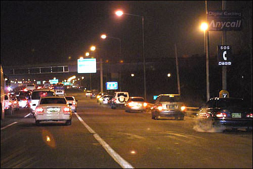 凌晨1点。右边长长一排车像是睡着了一样。好好休息吧!