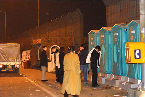 高速公路上临时设置的简易卫生间。简直是救世主!