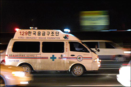 后面突然传来了警笛声。一定要注意安全啊!