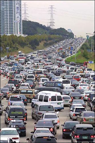 立交桥附近无比混乱