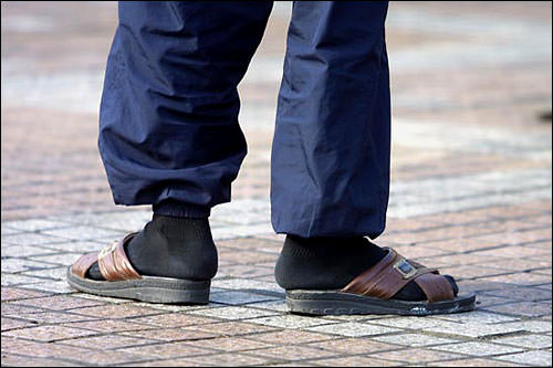 开车时最合适的装扮!衬衫和拖鞋最舒服!