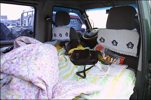 把后座放倒盖上被子...