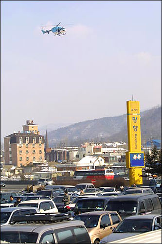 电视台转播用的直升机来了。应该会说“现在某某高速公路严重堵车”吧。