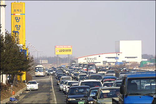 早上空空的道路白天又开始大堵塞。想说好像牛速!可其实比牛速还要慢...