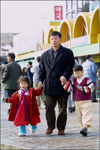 穿上新韩服精心打扮