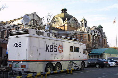 连休第一天下午的首尔站。电视台的取材车正在忙碌着!